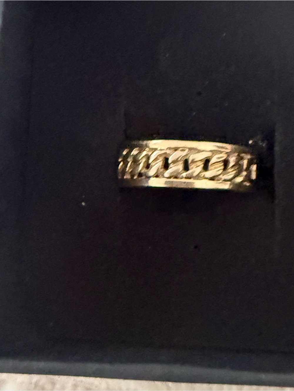 Solid 14k Gold Chain-Pattern Band Ring
Hawaiian style wedding ring